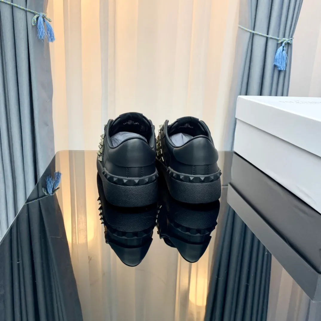 👟👟Ex-factory price 480👟👟 Women's Shoes Women's Clothing VALENTINO Valentino sneakers 21ss new letter sneakers white shoes lace-up sneakers Zhang Yixing's same rivet lace-up casual shoes sneakers The highest version on the market! All details are consistent with the original version. Buy the original 1:1 replica. Material: original imported pebbled cowhide with VT original webbing and 3D printed color pattern. Inner lining: imported cowhide lining and cowhide foot pads. Outsole: exclusive molded TPU wear-resistant outsole. Strap: with rubber texture VLTN LOGO. Insole: authentic rubber insole. Original packaging box and full set of original packaging. Size: 35-40 ( 41🉑️No return or exchange for customization) 38-44 (45🉑️No return or exchange for customization)